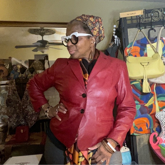 Join @ladydivadi LIVE shopping experience.
JUST ADMIRE: Sharing Rare Selections - Picture 17 of 17